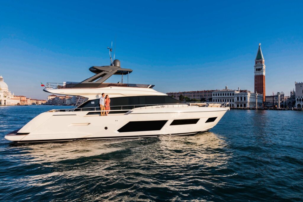 Ferretti Yachts 670 motorbåd til salg.